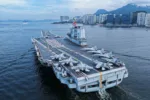 Llegada del grupo naval del portaaviones Shandong (CV-17) a Hong Kong el 3 de julio de 2025, para una visita de cinco días con motivo del 28 aniversario del retorno de la ciudad a China. Créditos: Armada de China.
