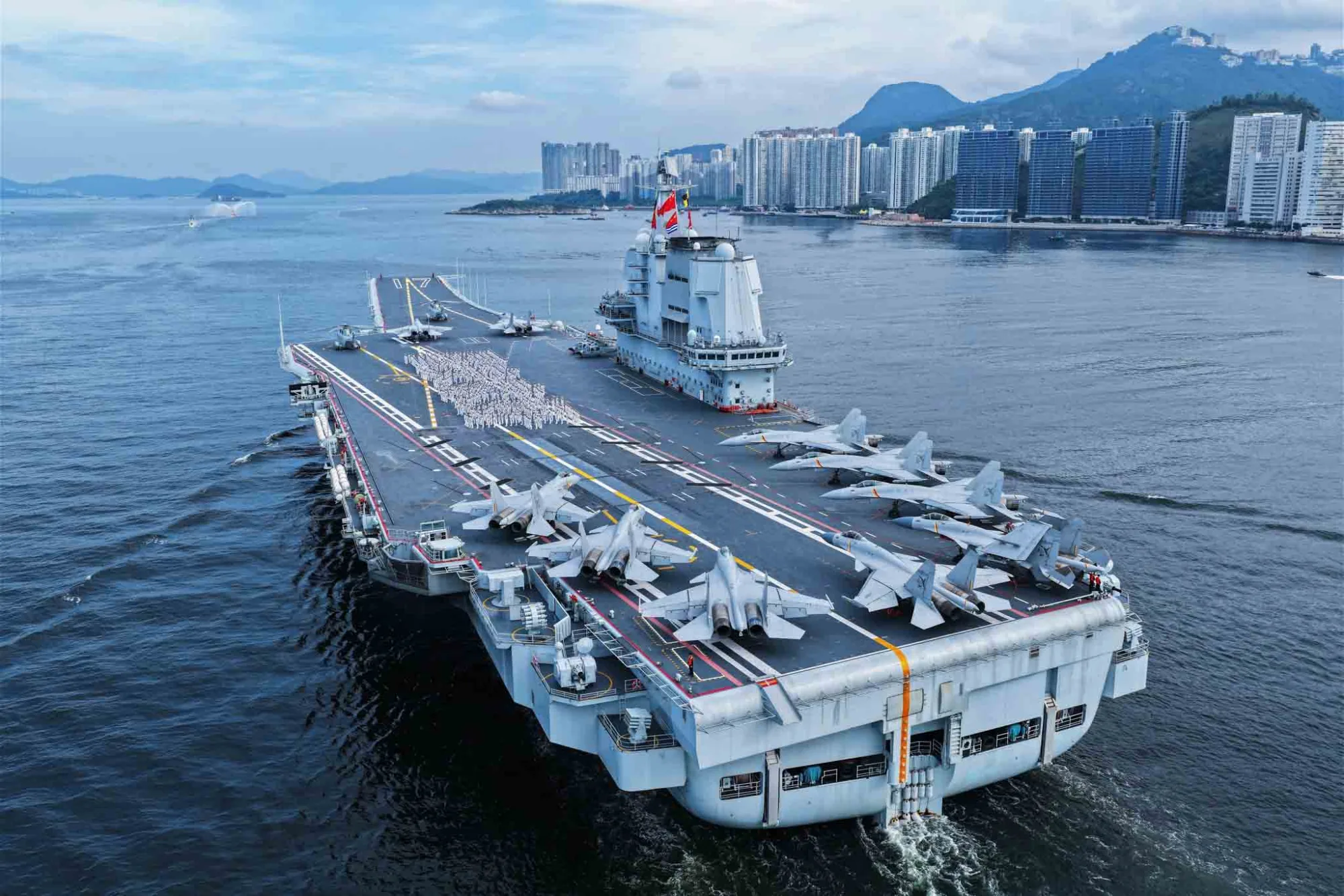 Llegada del grupo naval del portaaviones Shandong (CV-17) a Hong Kong el 3 de julio de 2025, para una visita de cinco días con motivo del 28 aniversario del retorno de la ciudad a China. Créditos: Armada de China.