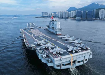 Llegada del grupo naval del portaaviones Shandong (CV-17) a Hong Kong el 3 de julio de 2025, para una visita de cinco días con motivo del 28 aniversario del retorno de la ciudad a China. Créditos: Armada de China.