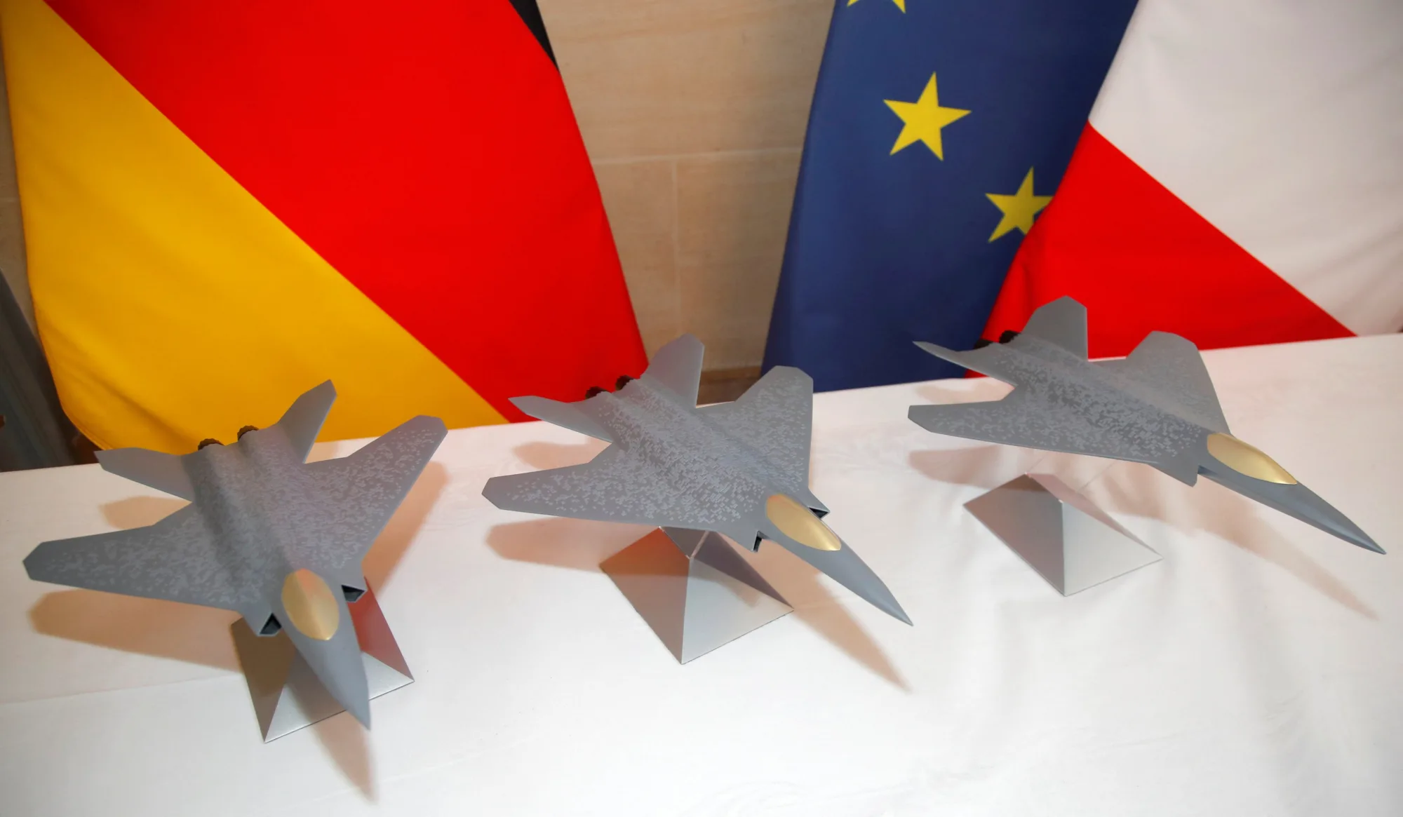 Ya en agosto del año 2025, medios alertaban sobre el posible colapso del proyecto FCAS europeo de 100 mil millones de euros, destinado a desarrollar un caza de sexta generación para Francia, Alemania y España. Las disputas se centran en el liderazgo entre Dassault (Francia) y Airbus (Alemania), junto con desacuerdos sobre el reparto industrial y los derechos de propiedad intelectual. Créditos: Clash Report.