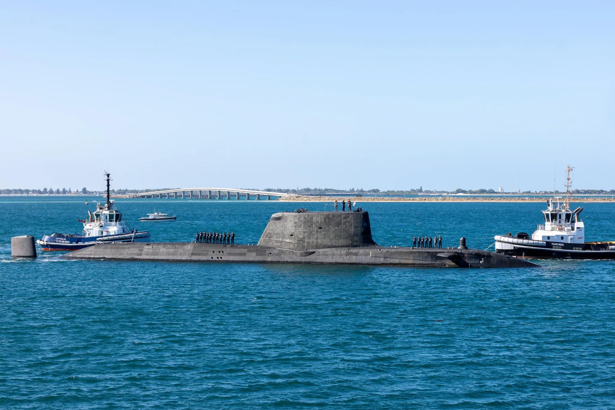 Llegada del submarino nuclear HMS Anson (clase Astute del Reino Unido) a HMAS Stirling, el primer mantenimiento de este tipo realizado en Australia como parte del camino óptimo de AUKUS, el 23 de febrero de 2026. Créditos: Ministerio de Defensa de Australia.