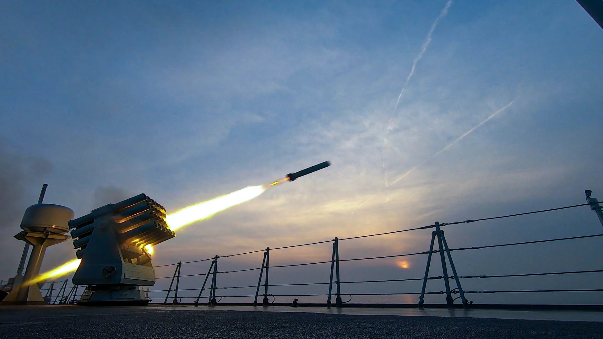 Lanzador múltiple (tipo CIWS o sistema de misiles de corto alcance antiaéreo) disparando un misil. Créditos: Armada de China.