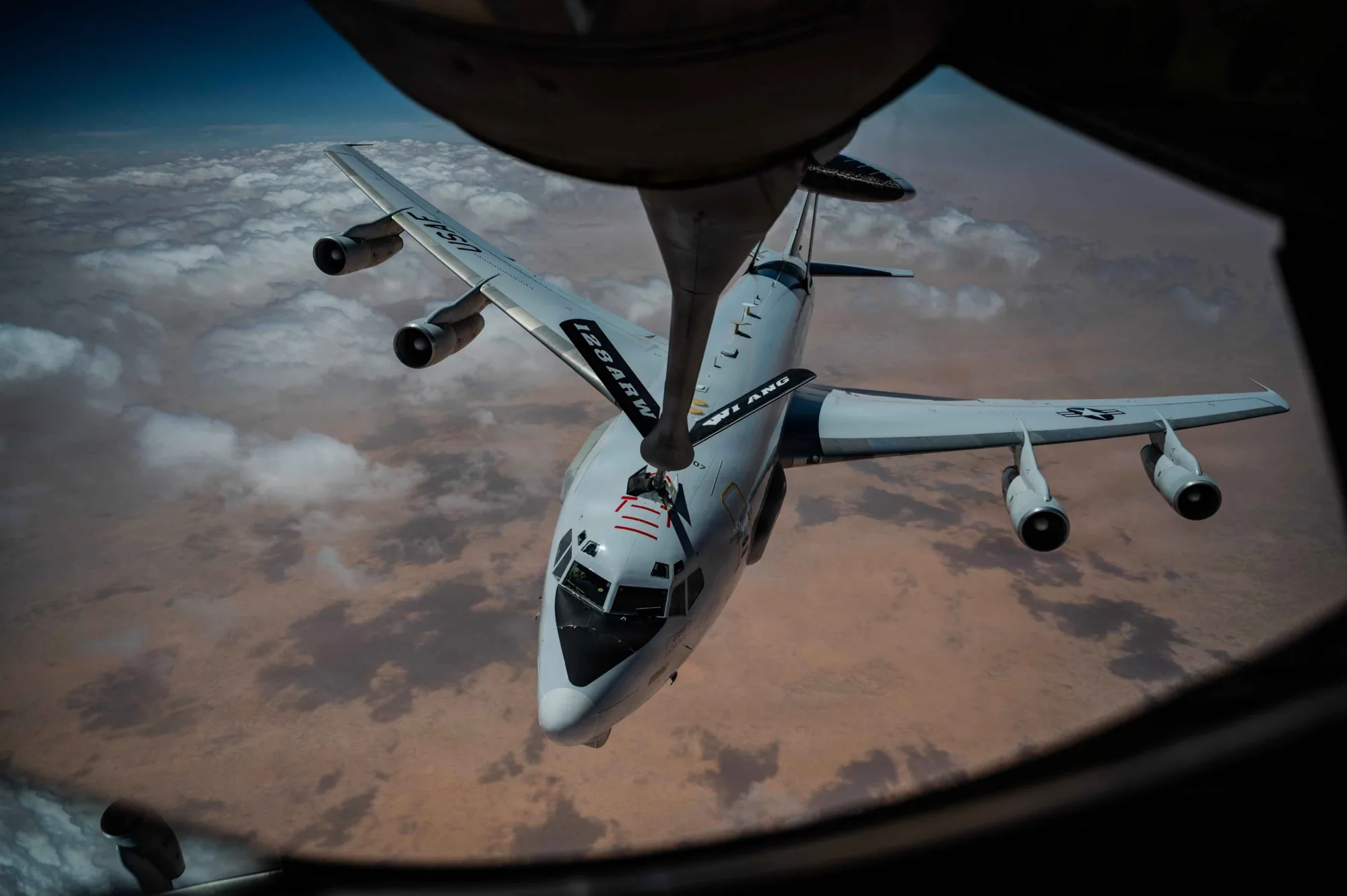 Un E-3 Sentry (avión de vigilancia aérea con radar giratorio) siendo reabastecido en vuelo por un KC-135 durante la Operación Epic Fury el 31 de marzo de 2026. Créditos: CENTCOM.