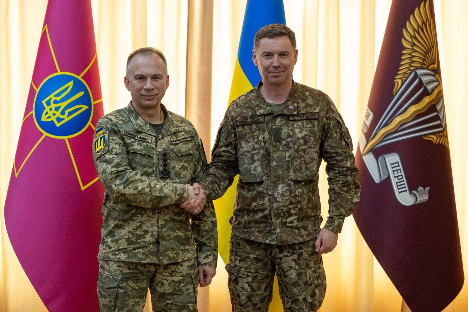El general Oleksandr Syrskyi, comandante en jefe de las Fuerzas Armadas de Ucrania, se reunió con el mayor general Kaspars Pudāns, comandante de las Fuerzas Armadas Nacionales de Letonia, el 27 de abril de 2026. Créditos: Commander-in-Chief of the Armed Forces of Ukraine.