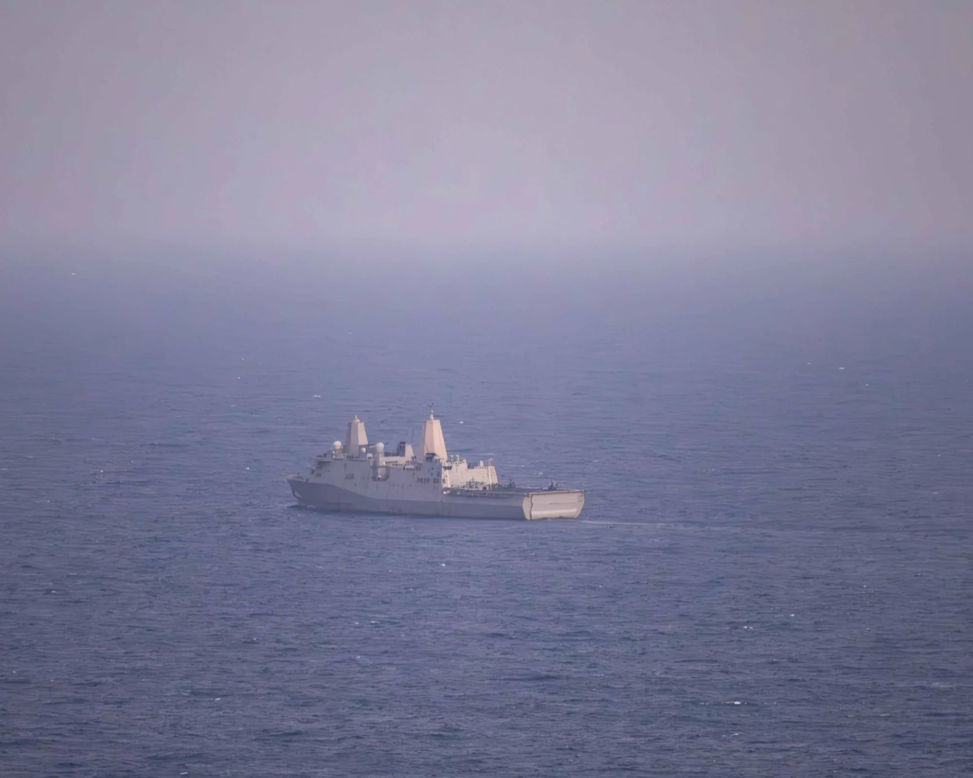 USS New Orleans (LPD 18) navegando en el Mar Arábigo como parte del bloqueo naval a puertos iraníes iniciado el 13 de abril, con 48 buques redirigidos en 20 días para asegurar su cumplimiento. Créditos: CENTCOM.