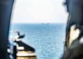 Un helicóptero del Ejército de EE.UU. vigilando barcos comerciales cerca del Estrecho de Ormuz como parte del bloqueo naval impuesto a Irán desde abril de 2026. Créditos: CENTCOM.
