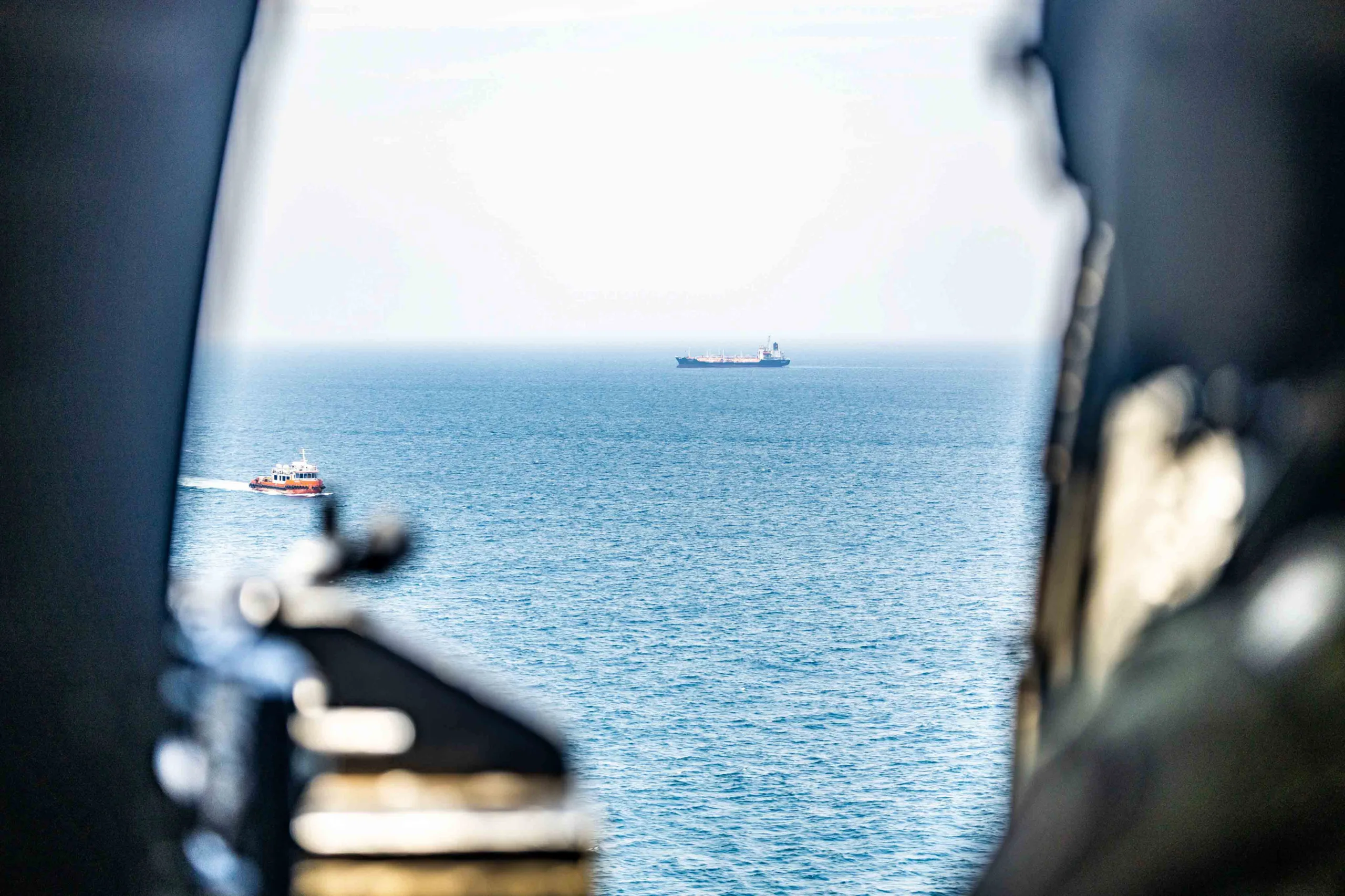 Un helicóptero del Ejército de EE.UU. vigilando barcos comerciales cerca del Estrecho de Ormuz como parte del bloqueo naval impuesto a Irán desde abril de 2026. Créditos: CENTCOM.