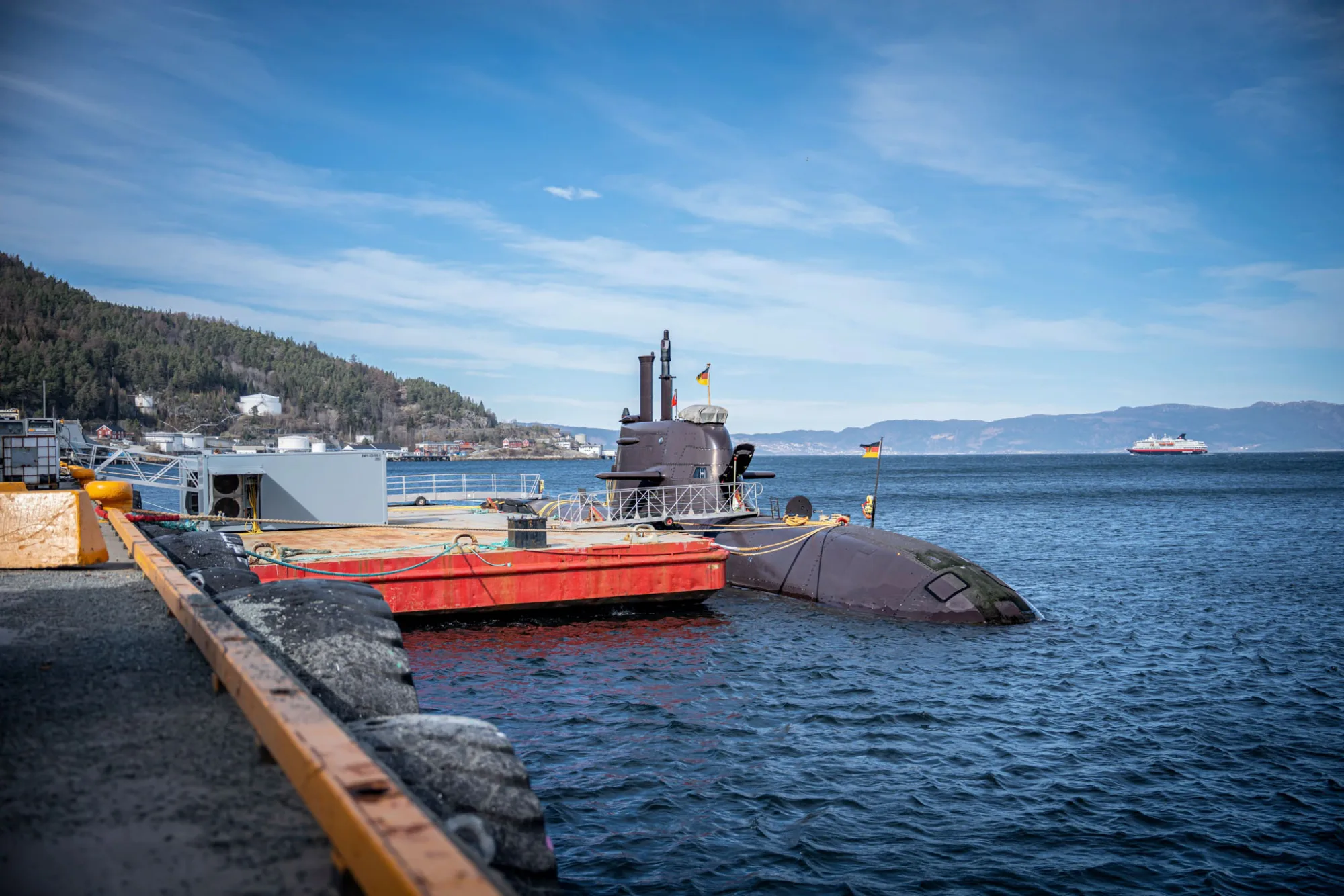 Submarino alemán (de la clase 212A) parcialmente sumergido y amarrado en el puerto de Trondheim, Noruega. Créditos: NATO Maritime Command.
