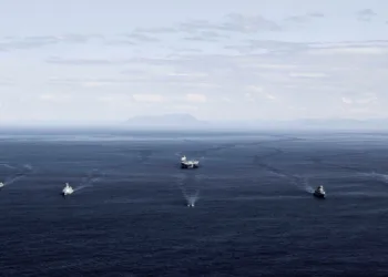 PHOTEX con el portaaviones HMS Prince of Wales (Reino Unido) como buque central. Alrededor de él, en formación de “estrella” o abanico con estelas visibles, navegan varios buques de superficie de la SNMG1 (Standing NATO Maritime Group 1) y participantes del ejercicio. Entre ellos: HMS Duncan (Reino Unido), FGS Sachsen (Alemania), HDMS Esbern Snare (Dinamarca) y unidades de Portugal (como NRP Francisco de Almeida), Países Bajos y posiblemente otras aliadas. Créditos: NATO Maritime Command.