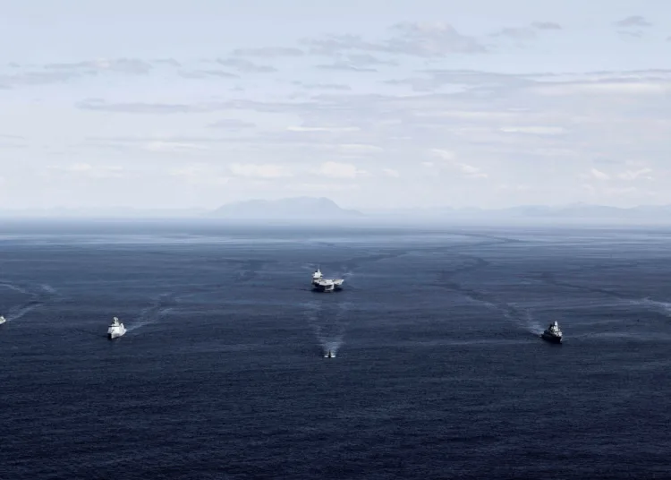 PHOTEX con el portaaviones HMS Prince of Wales (Reino Unido) como buque central. Alrededor de él, en formación de “estrella” o abanico con estelas visibles, navegan varios buques de superficie de la SNMG1 (Standing NATO Maritime Group 1) y participantes del ejercicio. Entre ellos: HMS Duncan (Reino Unido), FGS Sachsen (Alemania), HDMS Esbern Snare (Dinamarca) y unidades de Portugal (como NRP Francisco de Almeida), Países Bajos y posiblemente otras aliadas. Créditos: NATO Maritime Command.