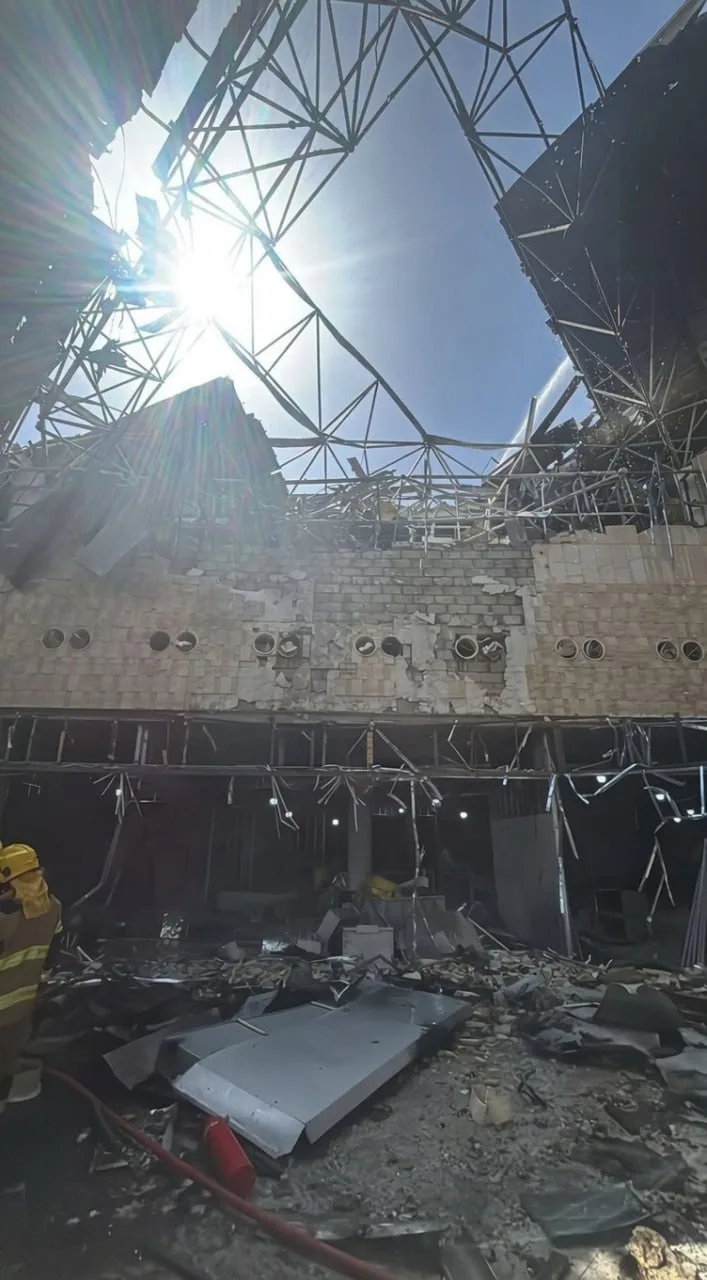 Fotos del interior del Aeropuerto Internacional de Kuwait tras un ataque iraní con drones y misiles durante la noche. El impacto dañó gravemente la Terminal 1, causó una muerte y varios heridos, según confirmaron autoridades kuwaitíes. Créditos: Visegrád 24.