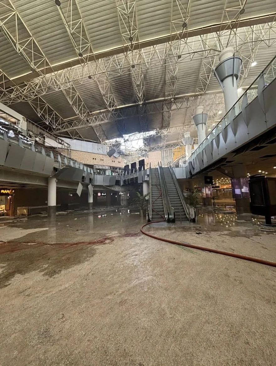 Fotos del interior del Aeropuerto Internacional de Kuwait tras un ataque iraní con drones y misiles durante la noche. El impacto dañó gravemente la Terminal 1, causó una muerte y varios heridos, según confirmaron autoridades kuwaitíes. Créditos: Visegrád 24.