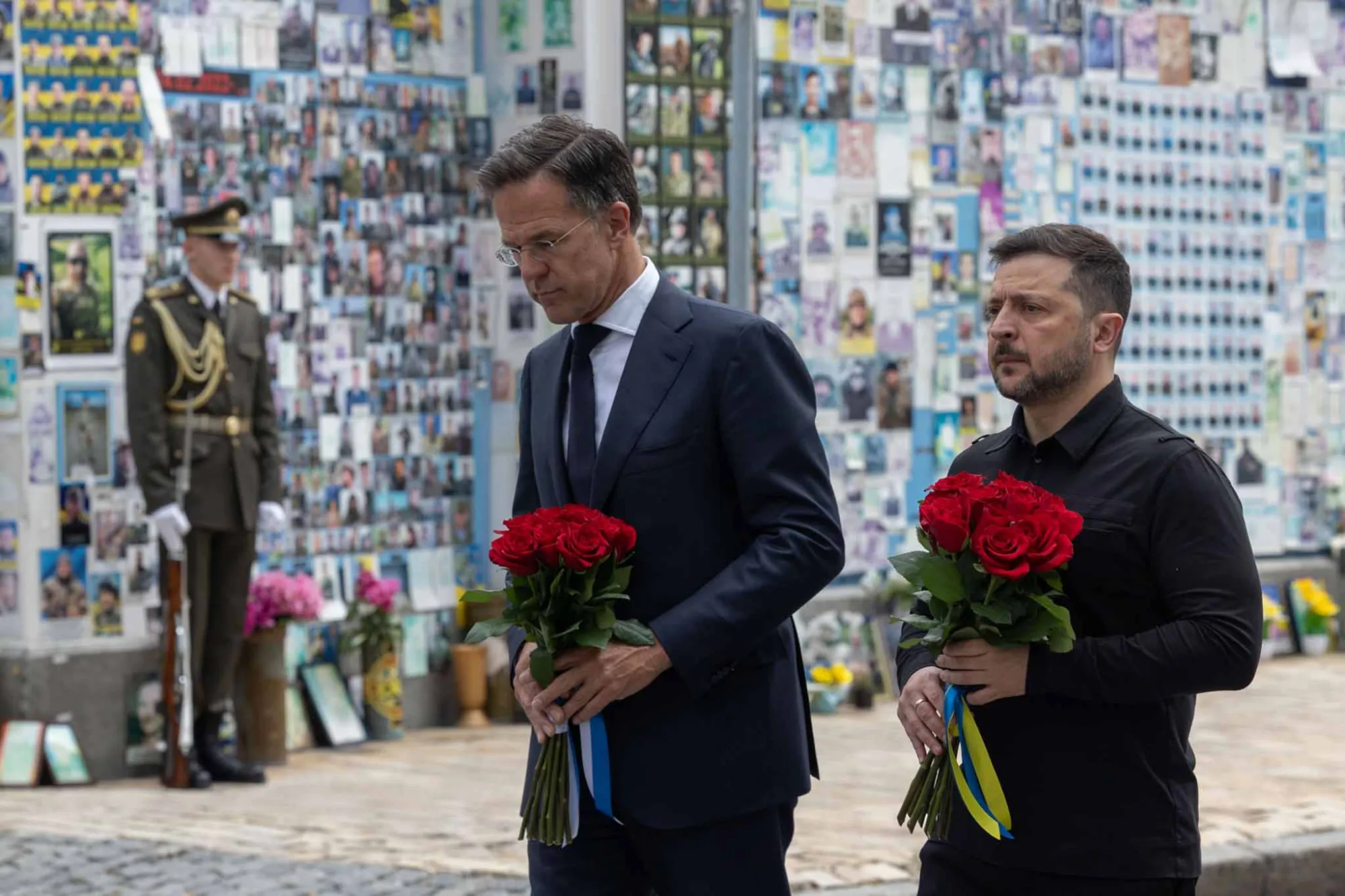 Zelenskyy detalla el inicio de la visita del Consejo Atlántico Norte de la OTAN a Ucrania con una ceremonia en el Muro de la Memoria para honrar a los soldados ucranianos caídos. Créditos: Volodymyr Zelenskyy.