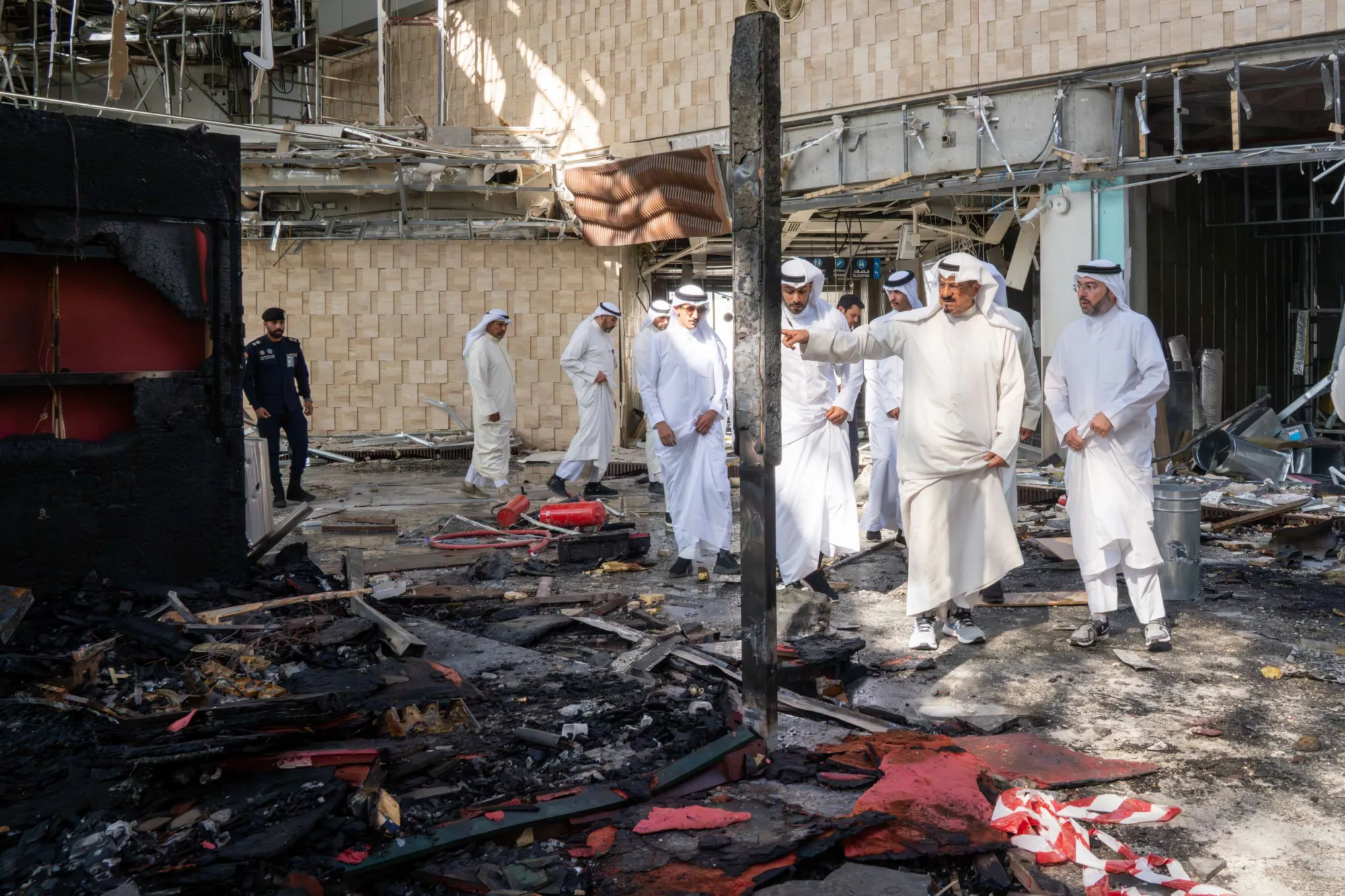 Visita del primer ministro kuwaití, el jeque Ahmed Abdullah Al-Ahmed Al-Sabah, a la terminal T1 del aeropuerto internacional de Kuwait tras un ataque con drones iraníes que causó una muerte y decenas de heridos. Créditos: Agencia KUNA.