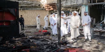 Visita del primer ministro kuwaití, el jeque Ahmed Abdullah Al-Ahmed Al-Sabah, a la terminal T1 del aeropuerto internacional de Kuwait tras un ataque con drones iraníes que causó una muerte y decenas de heridos. Créditos: Agencia KUNA.