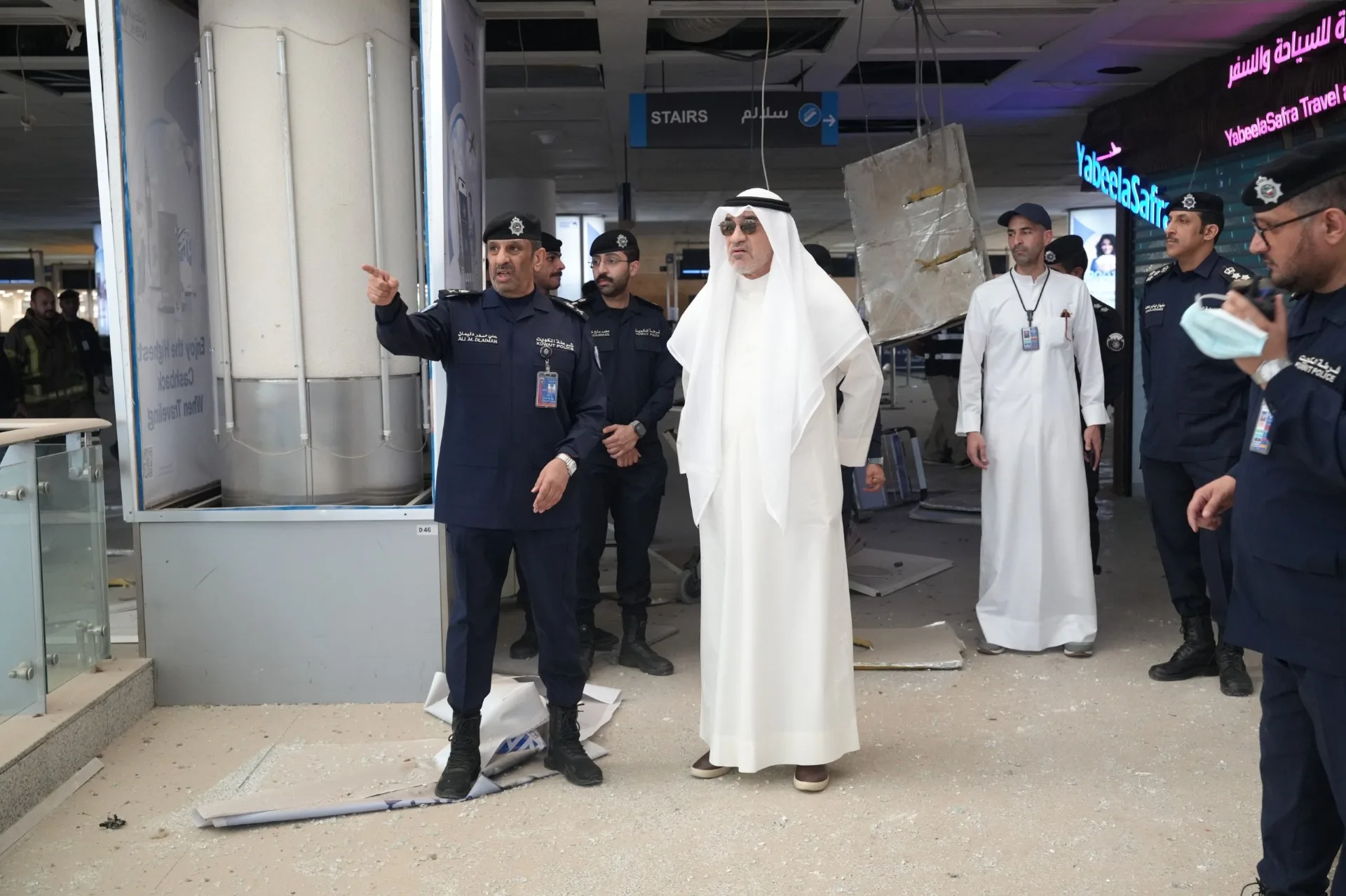 El viceprimer ministro y ministro del Interior de Kuwait, jeque Fahd Yusuf Saud Al-Sabah, inspecciona los daños en la terminal T1 del aeropuerto internacional de Kuwait tras un ataque con drones y misiles iraníes. Créditos: KUNA.