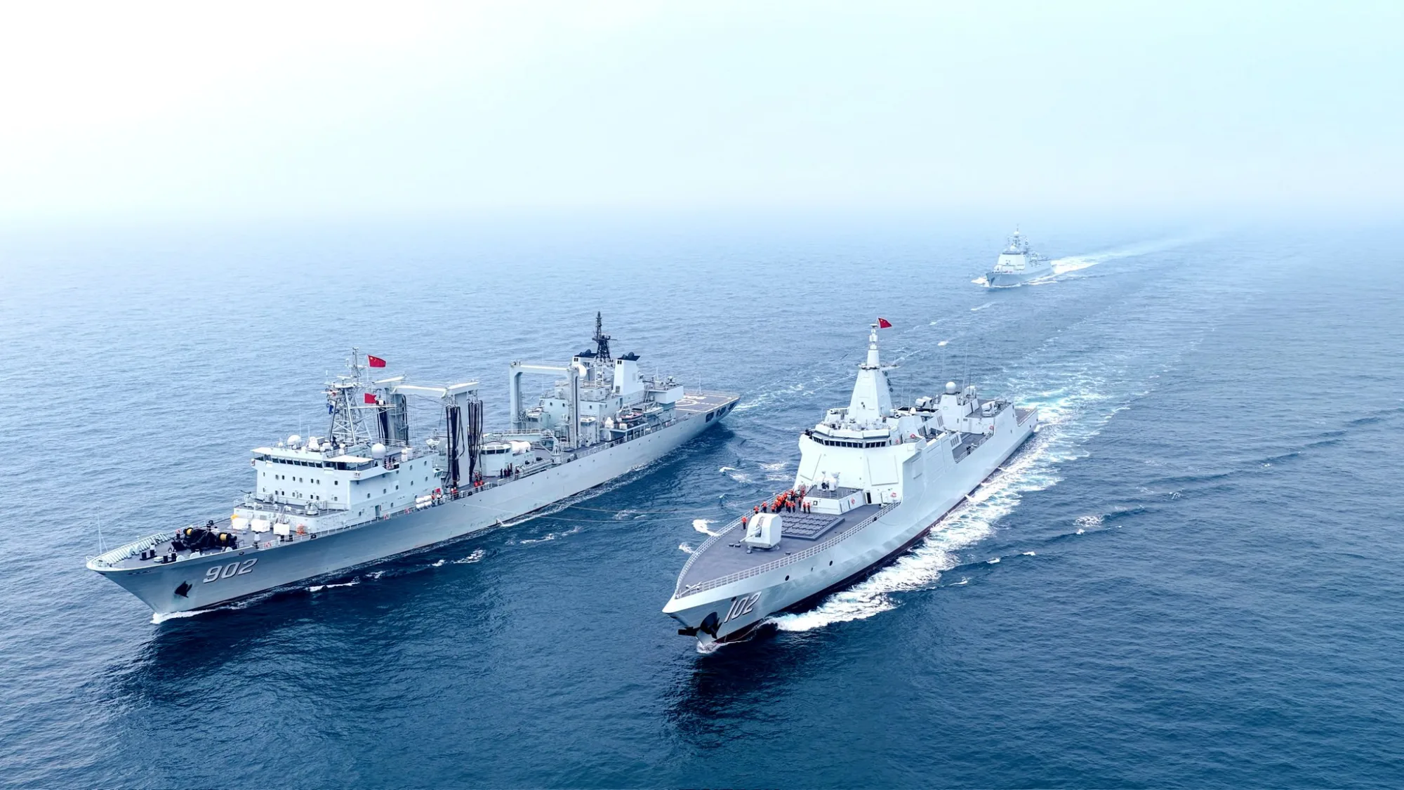 Maniobras de reabastecimiento en el mar del buque PLANS Dongpinghu (902, Tipo 903A) con buques como Lhasa (102, destructor Tipo 055), Qingdao y Luohe (fragata Tipo 054B), probando métodos alongside, astern y abreast. Créditos: Armada de China.