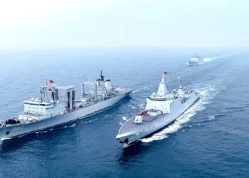Maniobras de reabastecimiento en el mar del buque PLANS Dongpinghu (902, Tipo 903A) con buques como Lhasa (102, destructor Tipo 055), Qingdao y Luohe (fragata Tipo 054B), probando métodos alongside, astern y abreast. Créditos: Armada de China.