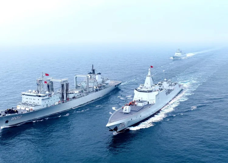 Maniobras de reabastecimiento en el mar del buque PLANS Dongpinghu (902, Tipo 903A) con buques como Lhasa (102, destructor Tipo 055), Qingdao y Luohe (fragata Tipo 054B), probando métodos alongside, astern y abreast. Créditos: Armada de China.
