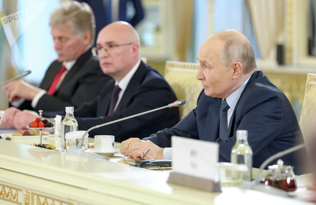 Putin se reúne con periodistas de todo el mundo en el marco del Foro Económico Internacional de San Petersburgo, el día 4 de junio de 2026. Créditos: Sputnik MUNDO.