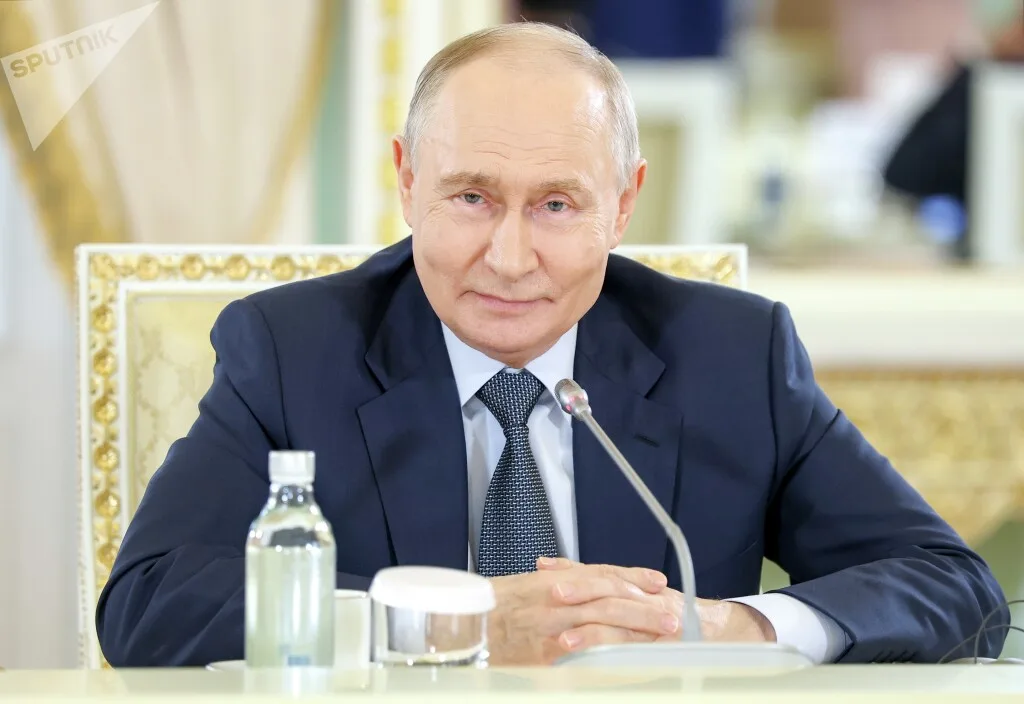 Putin se reúne con periodistas de todo el mundo en el marco del Foro Económico Internacional de San Petersburgo, el día 4 de junio de 2026. Créditos: Sputnik MUNDO.