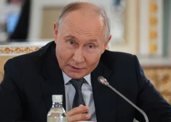 Putin afirma que Rusia tiene un sistema de defensa aérea "efectivo y eficiente". La declaración surge en medio de ataques ucranianos con drones que han alcanzado infraestructuras petroleras rusas, incluyendo recientes impactos en San Petersburgo. Créditos: Open Source Intel.