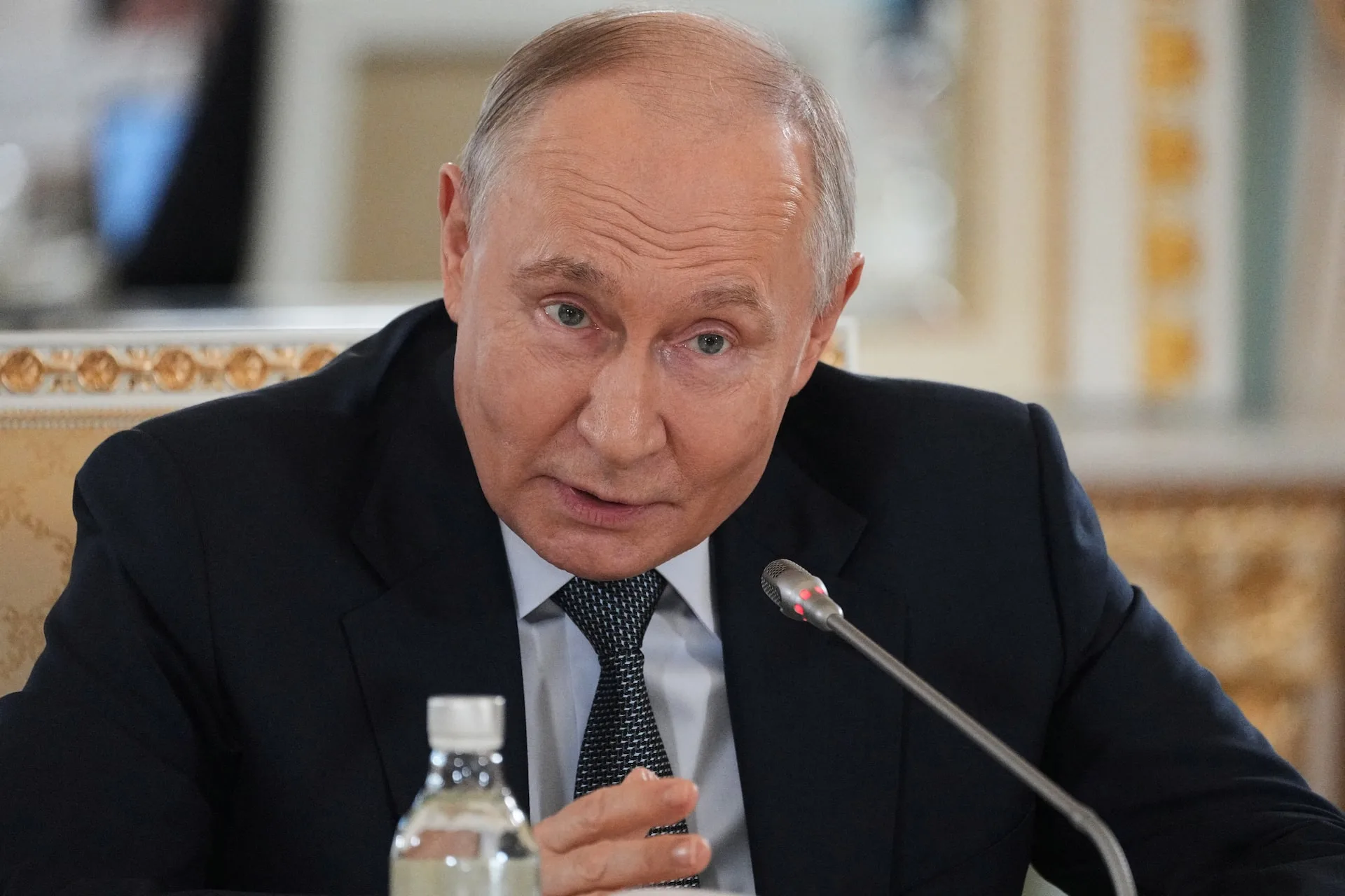 Putin afirma que Rusia tiene un sistema de defensa aérea "efectivo y eficiente". La declaración surge en medio de ataques ucranianos con drones que han alcanzado infraestructuras petroleras rusas, incluyendo recientes impactos en San Petersburgo. Créditos: Open Source Intel.