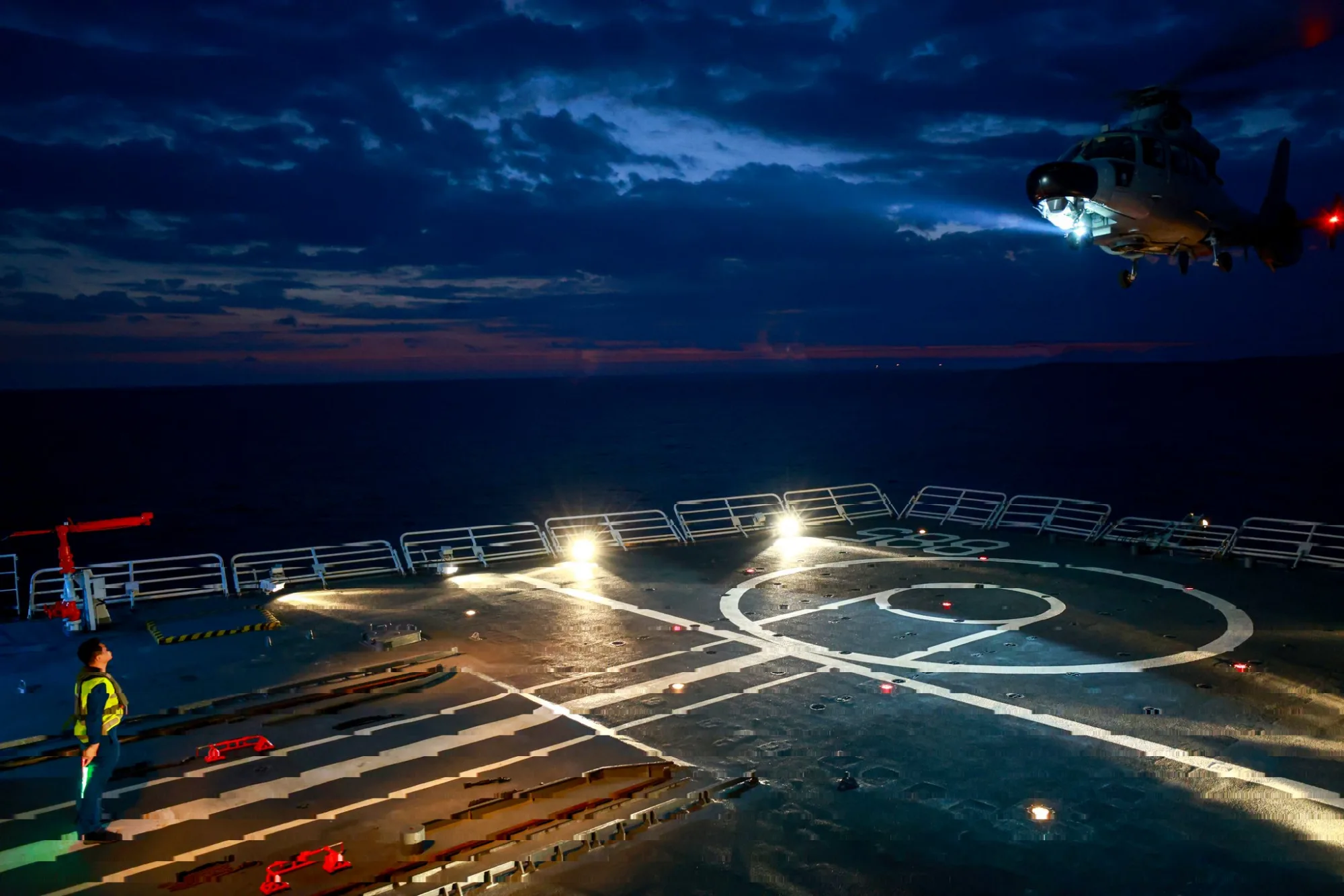 Entrenamiento de aterrizaje en un portaaviones de la Aviación Naval del PLA con operaciones continuas día y noche. Créditos: Armada de China.