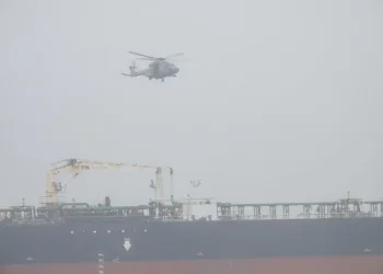 El general Fabien Mandon, jefe del Estado Mayor de los Ejércitos francés, confirmó que la Armada Nacional realizó una inspección de pabellón en alta mar al petrolero Tagor, verificando irregularidades en su bandera como parte de la aplicación de sanciones contra Rusia. Créditos: Chef d'état-major des armées.