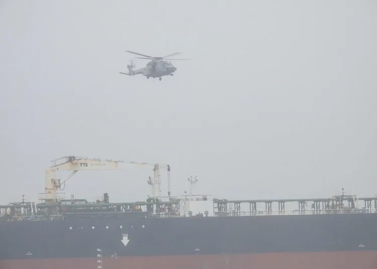 El general Fabien Mandon, jefe del Estado Mayor de los Ejércitos francés, confirmó que la Armada Nacional realizó una inspección de pabellón en alta mar al petrolero Tagor, verificando irregularidades en su bandera como parte de la aplicación de sanciones contra Rusia. Créditos: Chef d'état-major des armées.