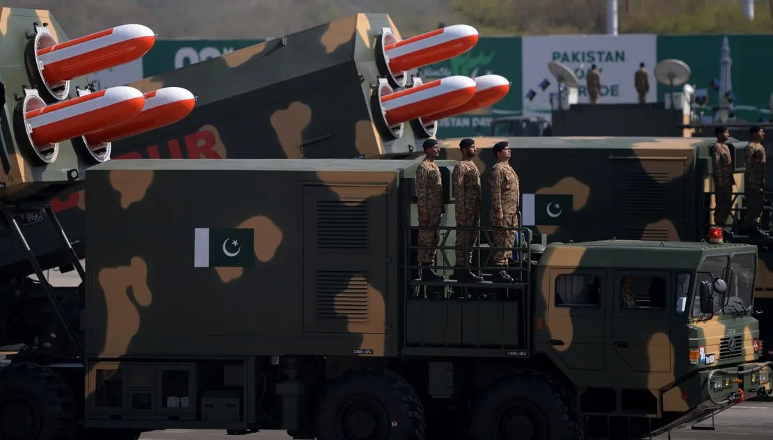 Pakistán emitió un NOTAM para el 9 y 10 de junio de 2026, restringiendo un área de unos 850 km, indicio típico de una prueba de misil. Créditos: Defence Index.