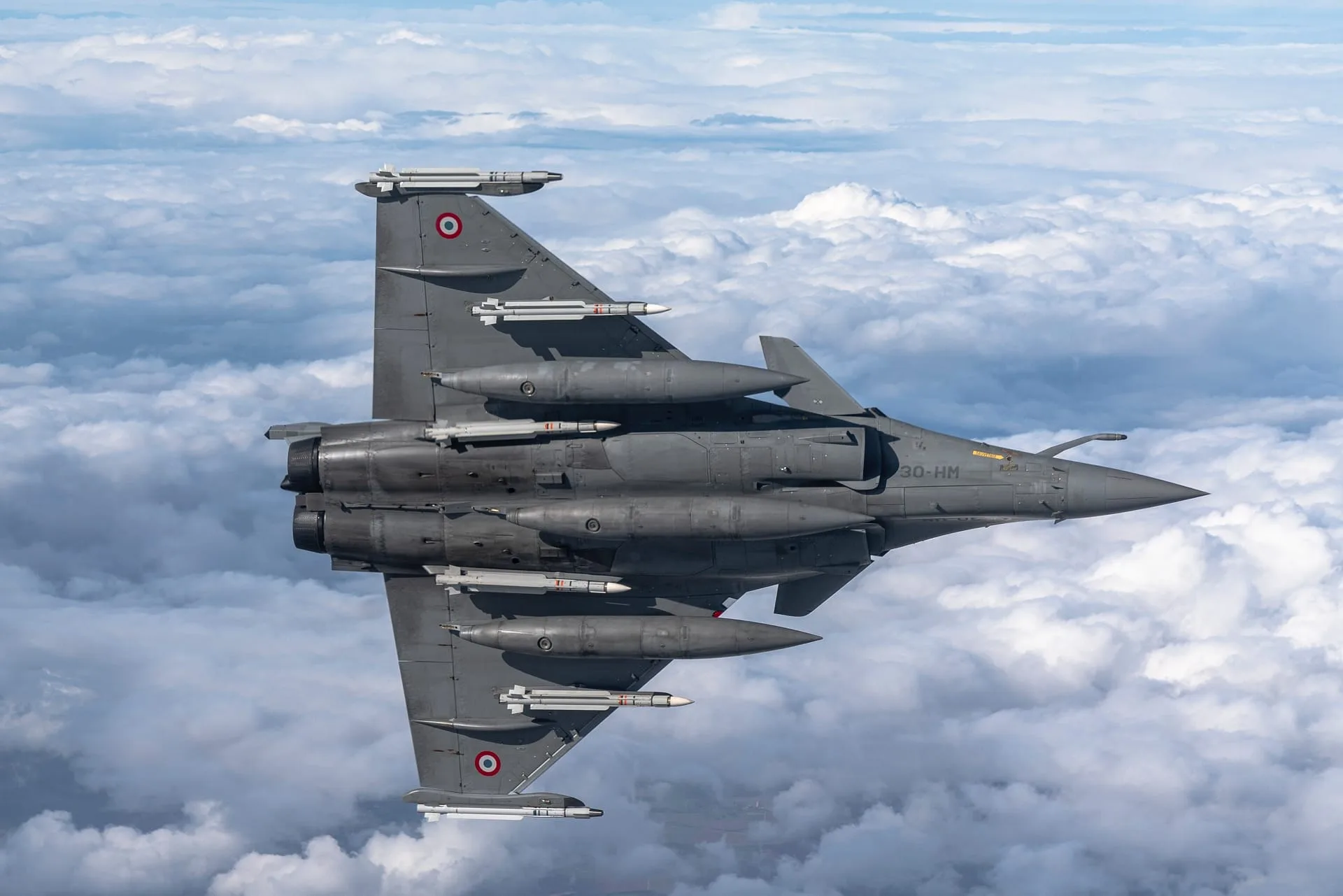 Primer lanzamiento del misil MICA NG desde un Rafale en configuración de vuelo supersónico. Créditos: Ejército del Aire y del Espacio francés.