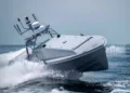 El Corsair, un USV de 24 pies fabricado por la empresa de Austin Saronic Technologies, localizó a los pilotos tras dos horas en el agua y facilitó su recuperación por Task Force 59 de la Armada de EE.UU. Créditos: Saronic.