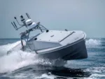 El Corsair, un USV de 24 pies fabricado por la empresa de Austin Saronic Technologies, localizó a los pilotos tras dos horas en el agua y facilitó su recuperación por Task Force 59 de la Armada de EE.UU. Créditos: Saronic.