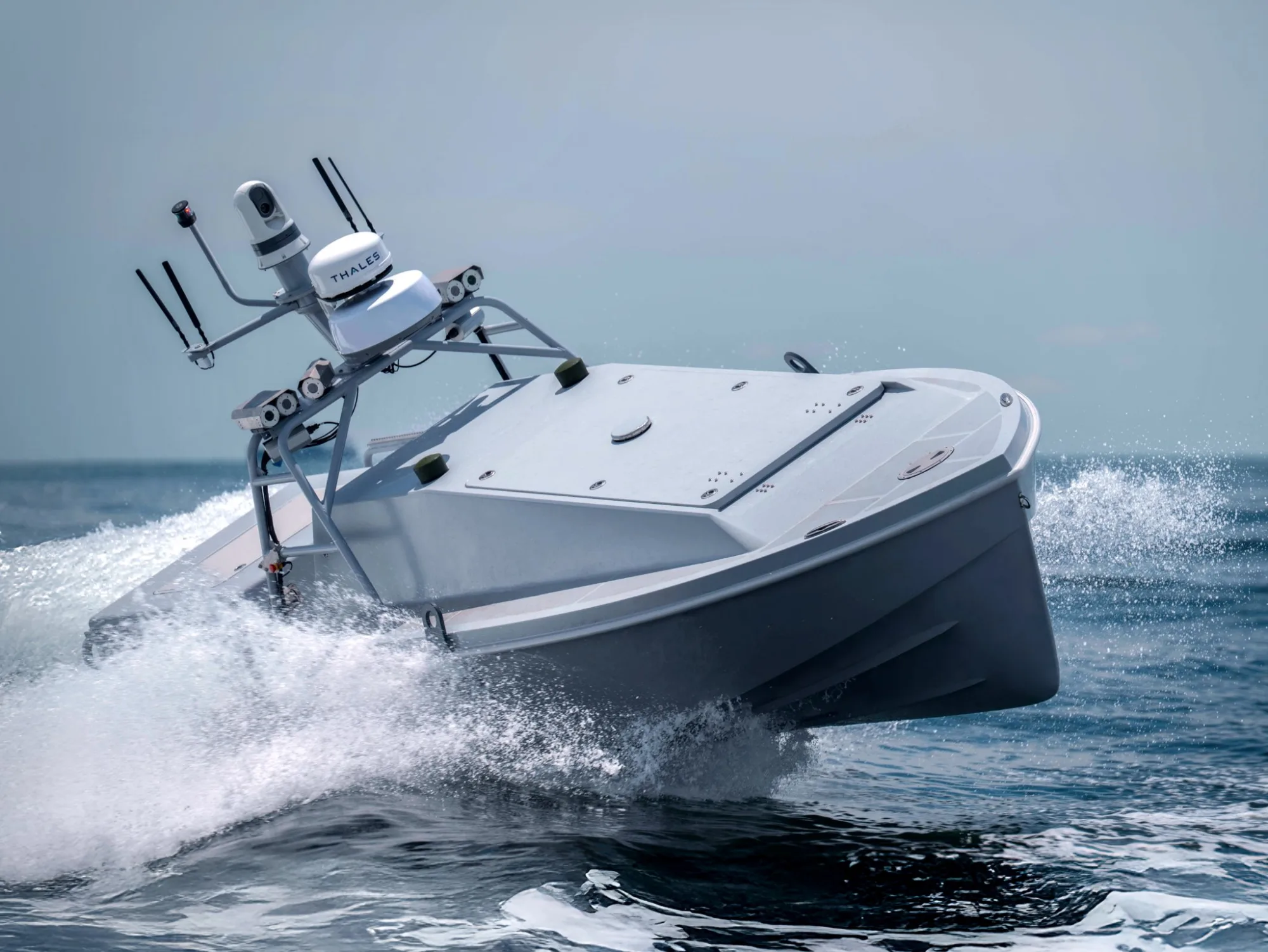 El Corsair, un USV de 24 pies fabricado por la empresa de Austin Saronic Technologies, localizó a los pilotos tras dos horas en el agua y facilitó su recuperación por Task Force 59 de la Armada de EE.UU. Créditos: Saronic.