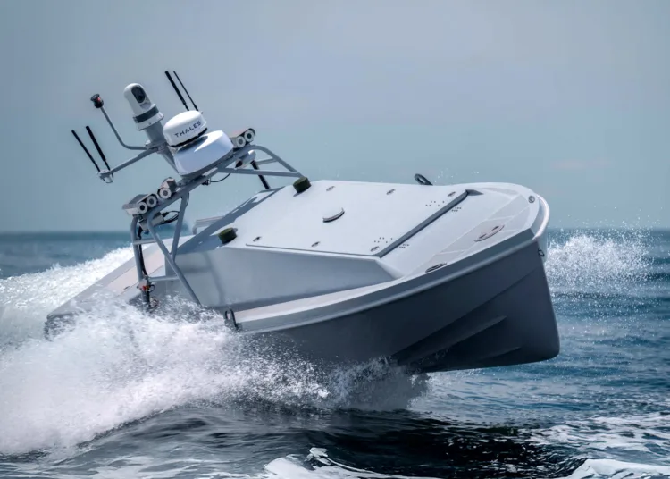 El Corsair, un USV de 24 pies fabricado por la empresa de Austin Saronic Technologies, localizó a los pilotos tras dos horas en el agua y facilitó su recuperación por Task Force 59 de la Armada de EE.UU. Créditos: Saronic.