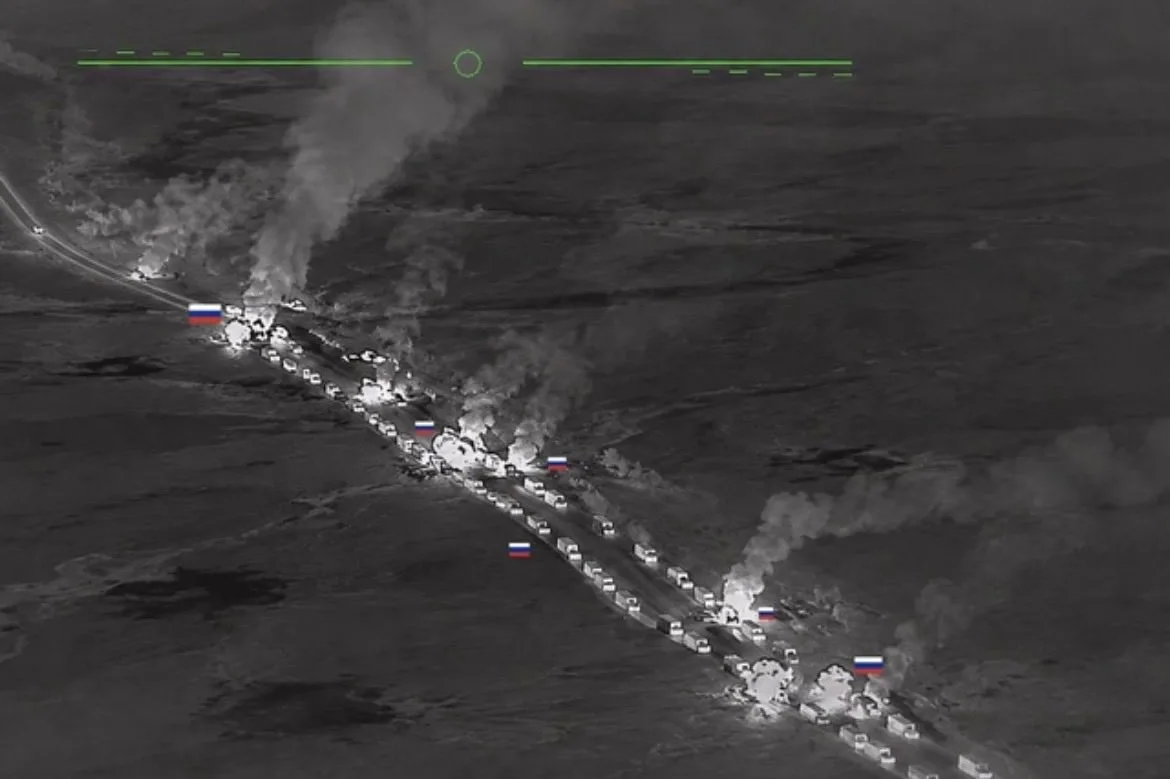 Ataque ucraniano que destruyó cerca de 50 camiones rusos cargados de combustible y municiones cerca de Armyansk, en Crimea ocupada, tras el uso alternativo de esa ruta por daños previos en otros accesos. El incidente ocurrió la noche del 11 de junio de 2026 ejecutado por fuerzas ucranianas como el 1º Regimiento de Asalto. Créditos: EuromaidanPR.