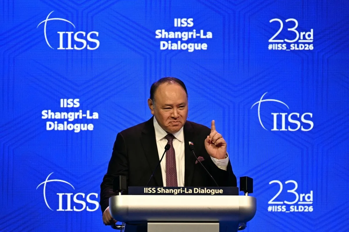 Filipinas considera las sanciones chinas contra su ministro de Defensa, Gilberto Teodoro Jr., como un intento de silenciar críticas a las actividades de Pekín en el disputado Mar del Sur de China. Créditos: Arab News.