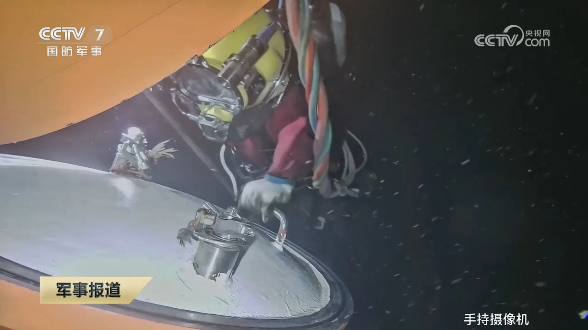 Los buzos, tras completar la inmersión de saturación, regresaron a la campana de buceo e iniciaron el ascenso. Créditos: CCTV-7.