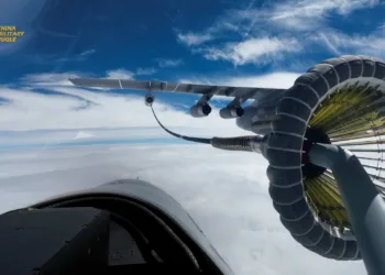 Vista desde la cabina del J-10 durante el reabastecimiento, mostrando la conexión del conector al canasto del avión cisterna Y-20, pertenecientes a la brigada de aviación de la Fuerza Aérea del Comando Sur del Ejército Popular de Liberación. Créditos: China Military Bugle.
