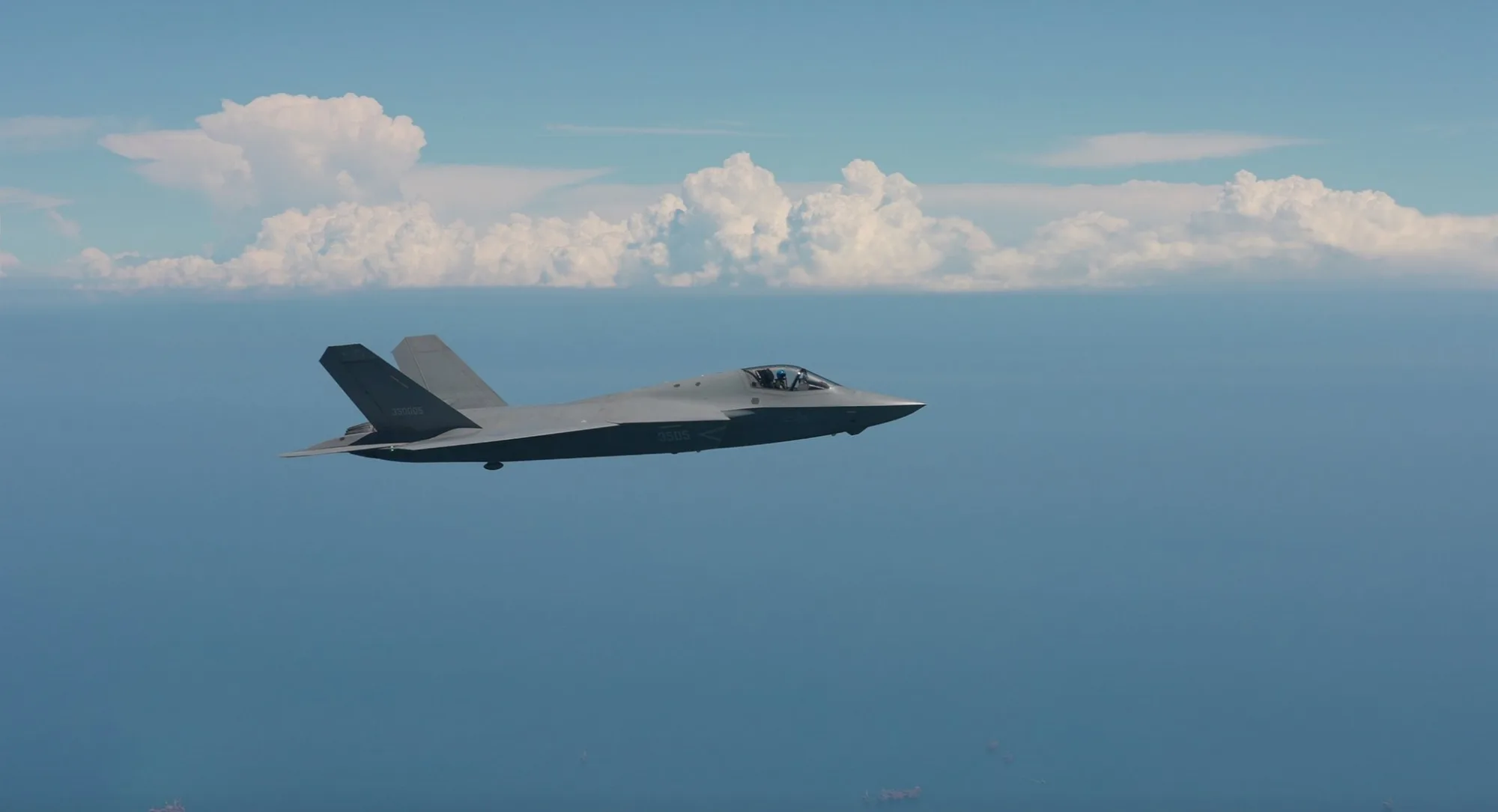 J-35 en el desfile que conmemoró el 80 aniversario de la victoria china en la Guerra de Resistencia contra Japón y la Segunda Guerra Mundial. Créditos: Armada de China.