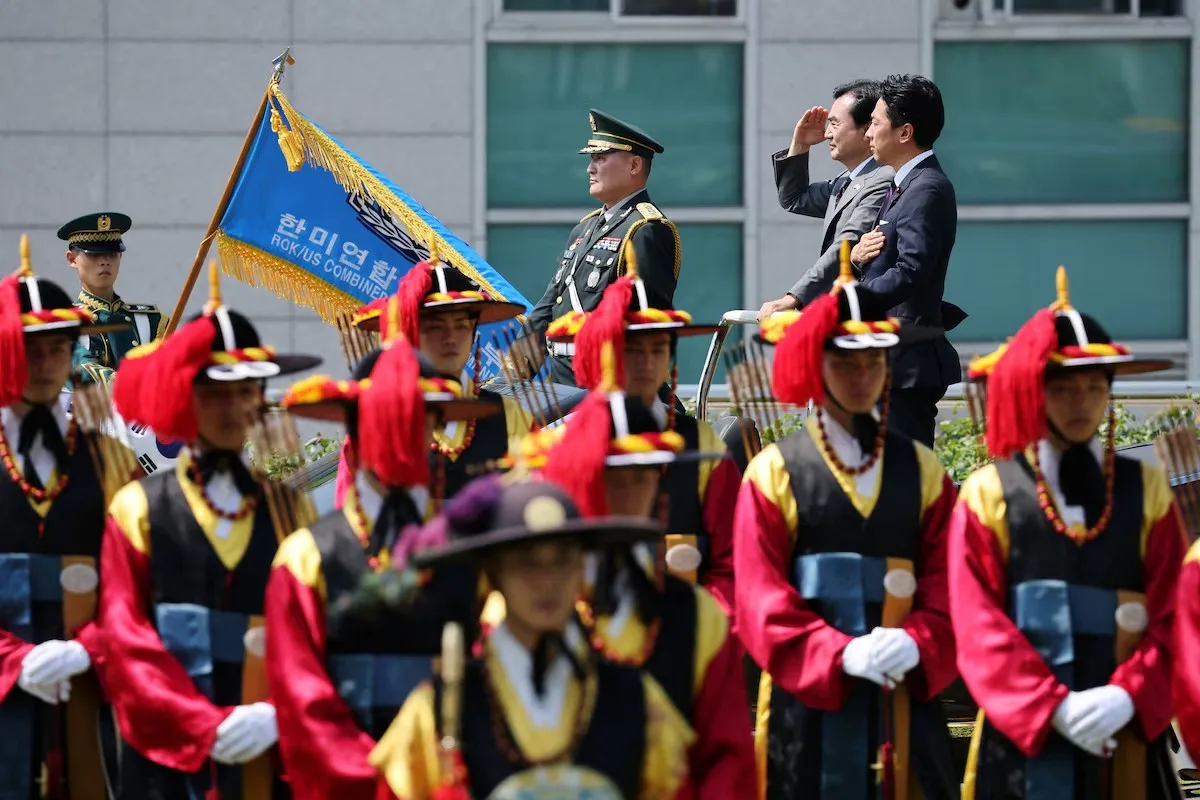 Ministros de defensa de Japón y Corea