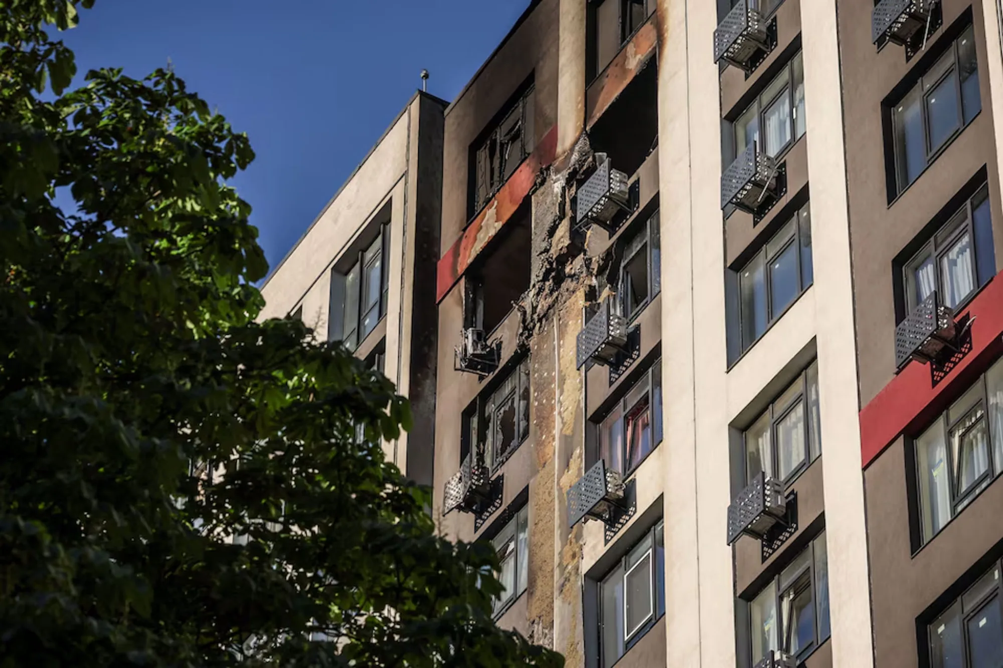 Edificio residencial dañado tras un ataque nocturno con misiles y drones rusos, en el marco del ataque de Rusia contra Ucrania, en Kiev, Ucrania, 2 de junio de 2026. Créditos: Alina Smutko vía Reuters.