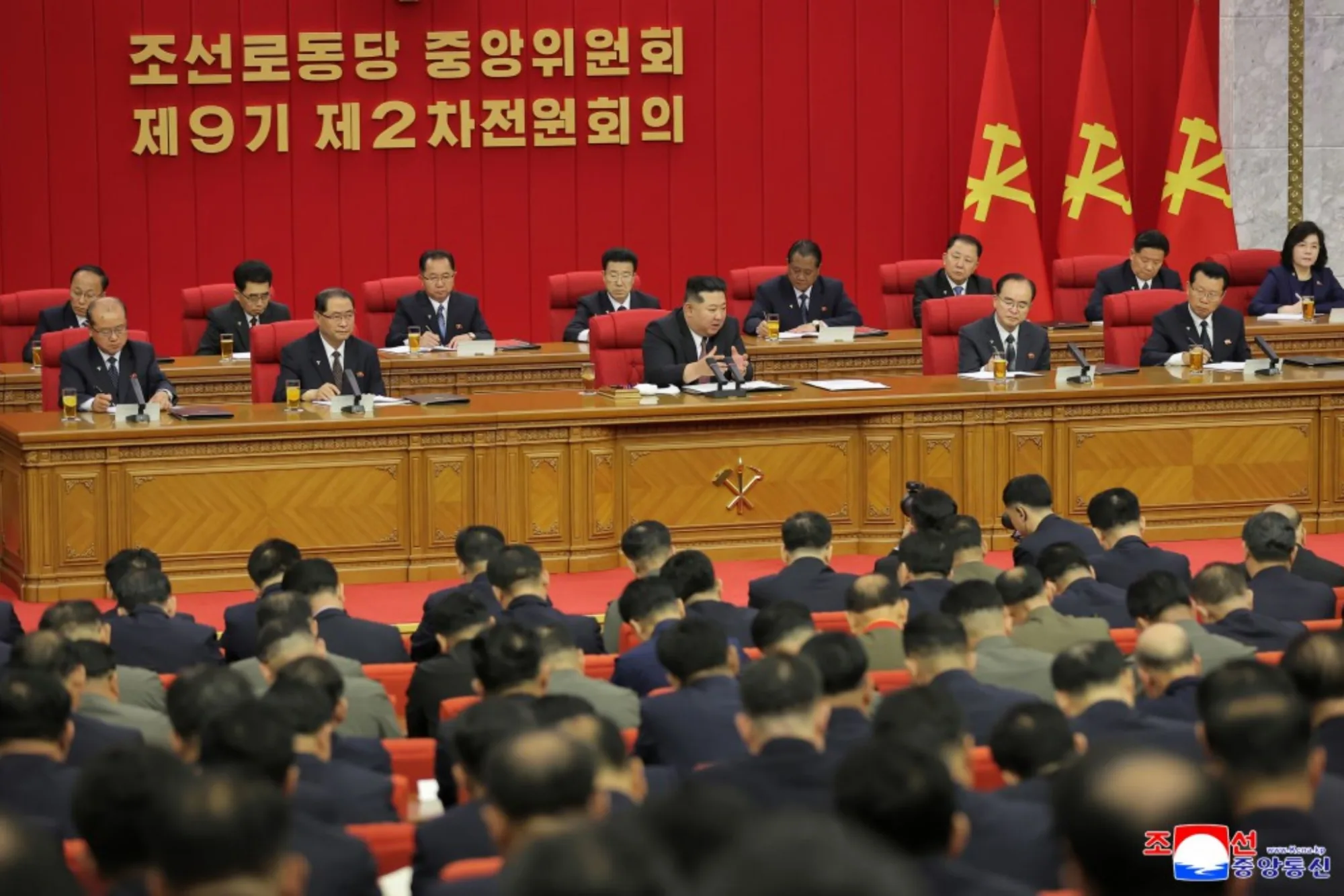 Reunión ampliada de la 2.ª sesión plenaria del 9.º Comité Central del Partido de los Trabajadores de Corea. Créditos: Agencia Central de Noticias de Corea.