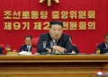 Reunión ampliada de la 2.ª sesión plenaria del 9.º Comité Central del Partido de los Trabajadores de Corea. Créditos: Agencia Central de Noticias de Corea.