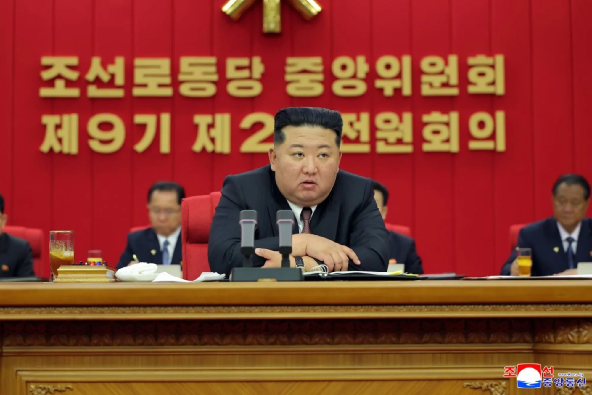 Reunión ampliada de la 2.ª sesión plenaria del 9.º Comité Central del Partido de los Trabajadores de Corea. Créditos: Agencia Central de Noticias de Corea.