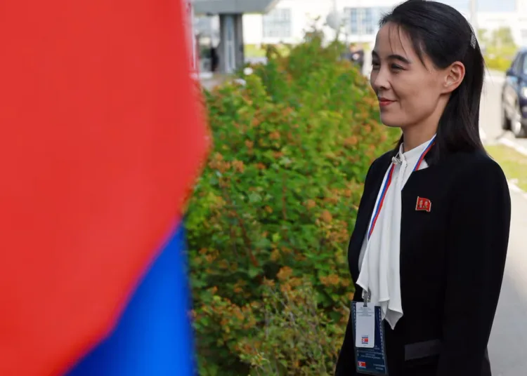Kim Yo Jong, hermana del líder de Corea del Norte, Kim Jong Un, llega al cosmódromo de Vostochny antes de la reunión entre el presidente ruso, Vladímir Putin, y el líder de Corea del Norte, Kim Jong Un, en la región de Amur, en el extremo oriental de Rusia, el 13 de septiembre de 2023. Créditos: Sputnik Vladímir Smirnov.