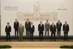 El canciller argentino Pablo Quirno destaca la necesidad de modernizar el bloque con un arancel más simple, convergencia regulatoria y mayor apertura al mundo para mejorar la competitividad de sus miembros, durante la LXVIII reunión del Consejo del Mercado Común en Asunción. Créditos: Pablo Quirno.
