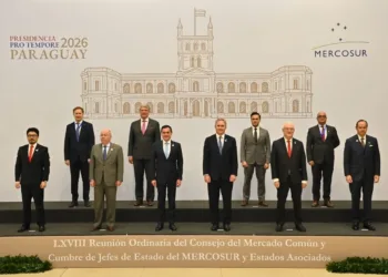 El canciller argentino Pablo Quirno destaca la necesidad de modernizar el bloque con un arancel más simple, convergencia regulatoria y mayor apertura al mundo para mejorar la competitividad de sus miembros, durante la LXVIII reunión del Consejo del Mercado Común en Asunción. Créditos: Pablo Quirno.