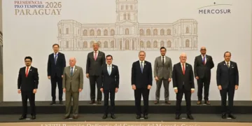 El canciller argentino Pablo Quirno destaca la necesidad de modernizar el bloque con un arancel más simple, convergencia regulatoria y mayor apertura al mundo para mejorar la competitividad de sus miembros, durante la LXVIII reunión del Consejo del Mercado Común en Asunción. Créditos: Pablo Quirno.